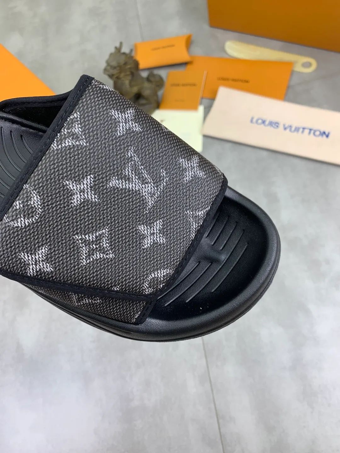 Men's shoes 💰P320💰【New style】🆘 Original quality 【LOUIS VUITTON】The popular Louis Vuitton LV men's slippers on the official website are on sale simultaneously! Original fabric imported from Italy. Original bottom provided by the original factory. Number of yards: 38-44 (customized to 45). Multiple colors to choose from. Fully packaged drawer box.